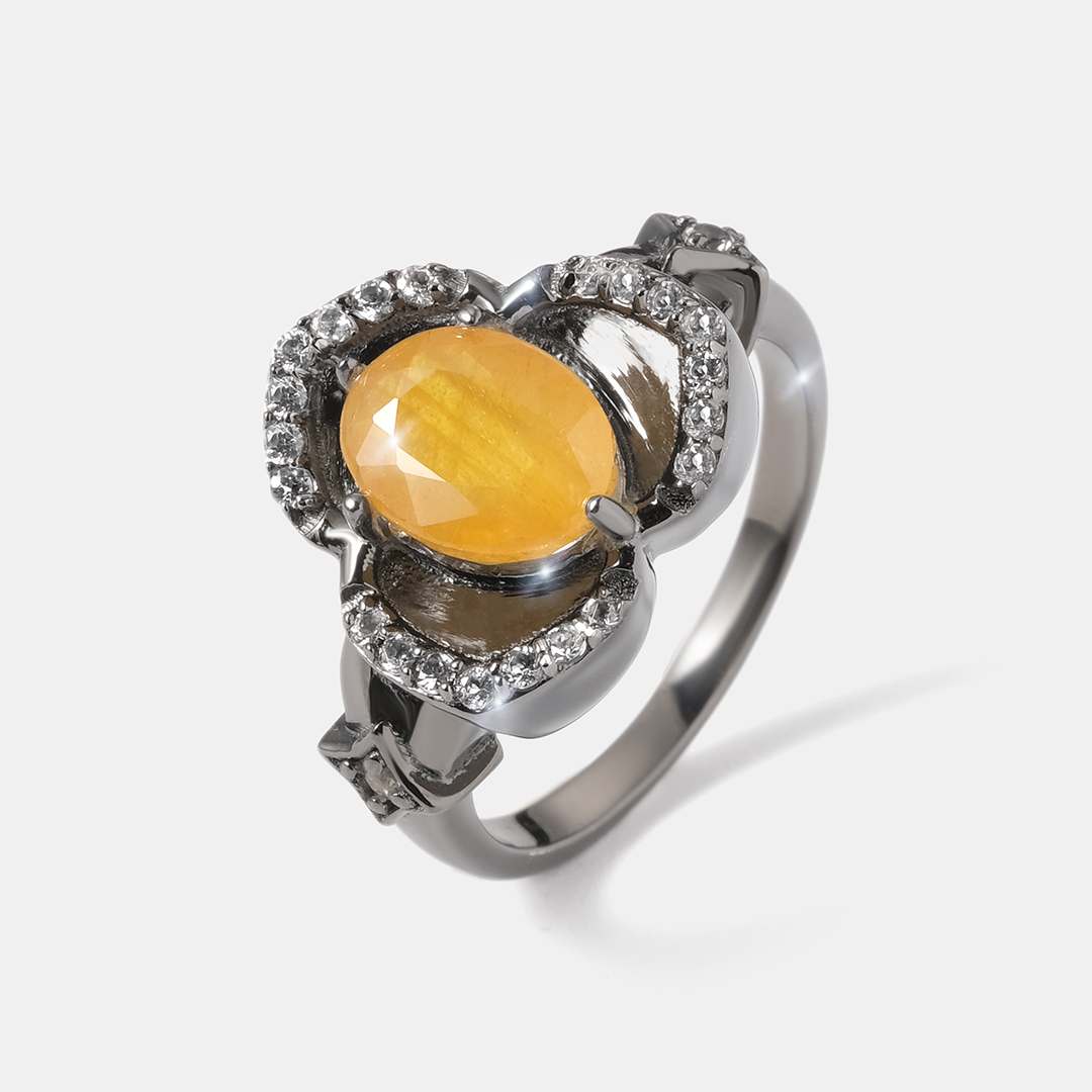 Серебряное кольцо с желтым сапфиром