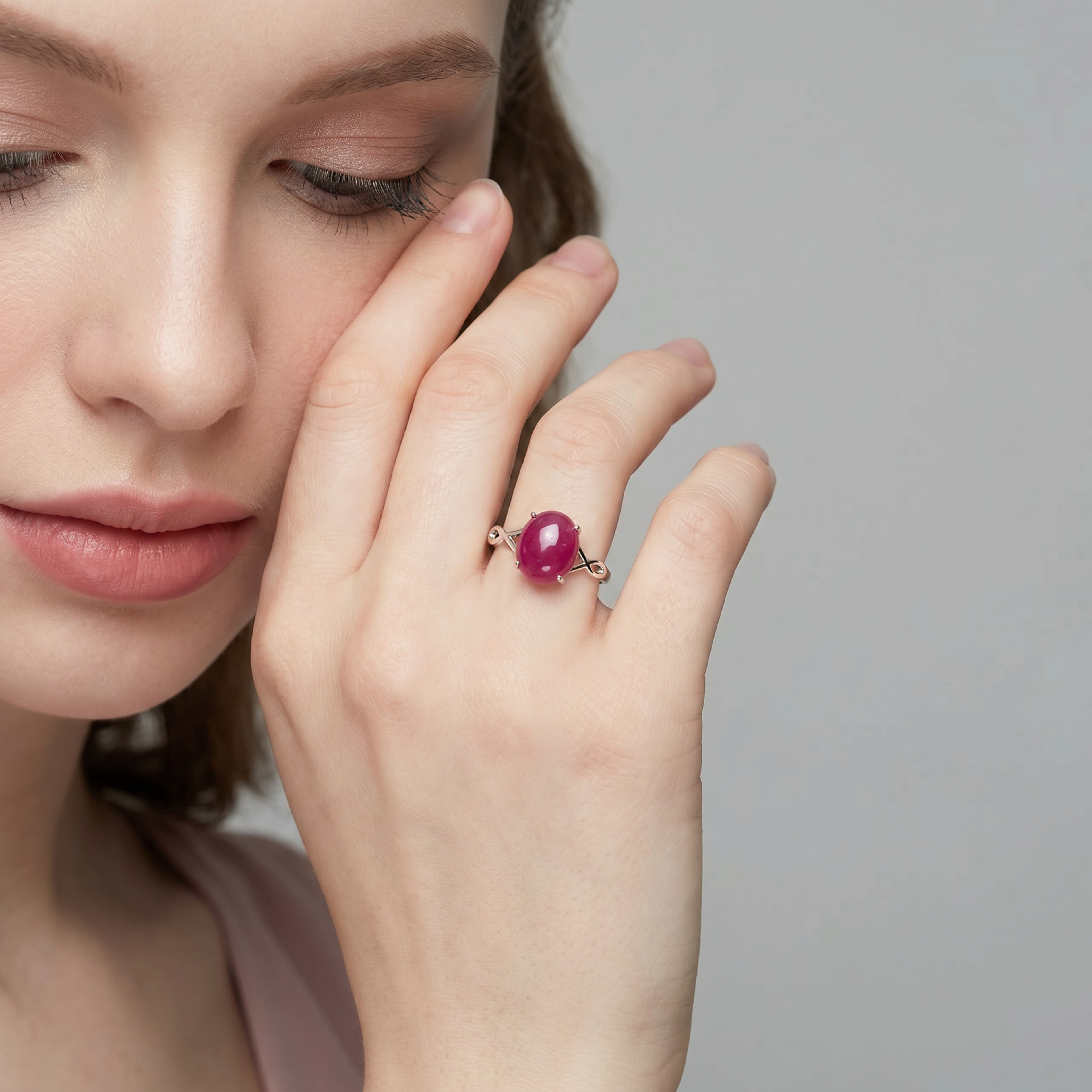Серебряное кольцо с малиновым жадеитом
