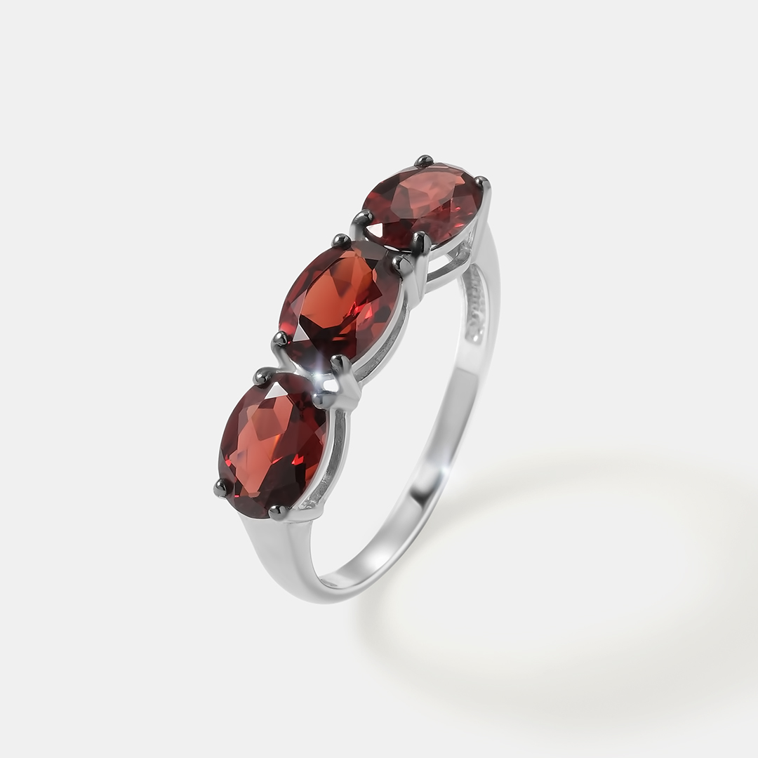 Серебряное кольцо с гранатами