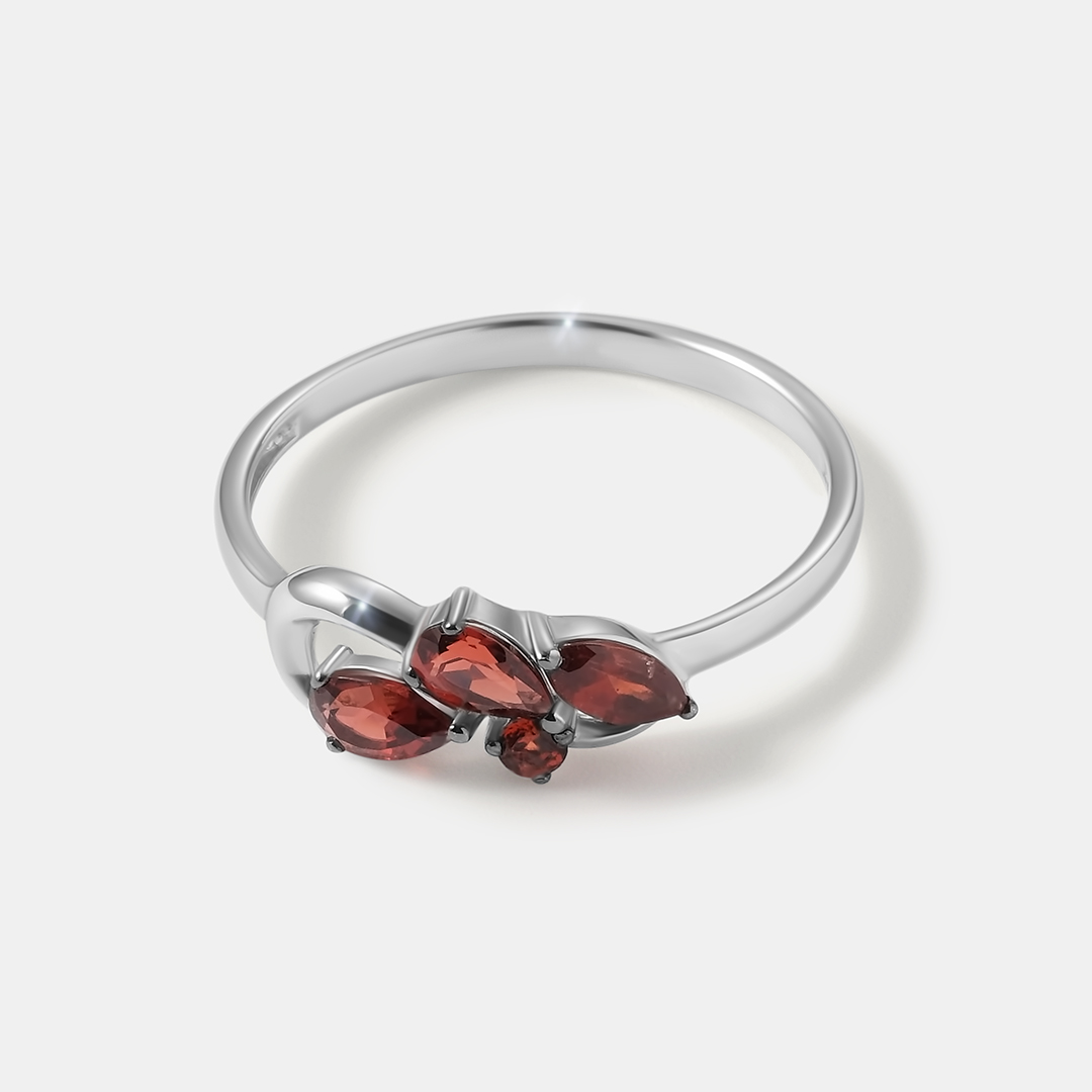 Серебряное кольцо с гранатами