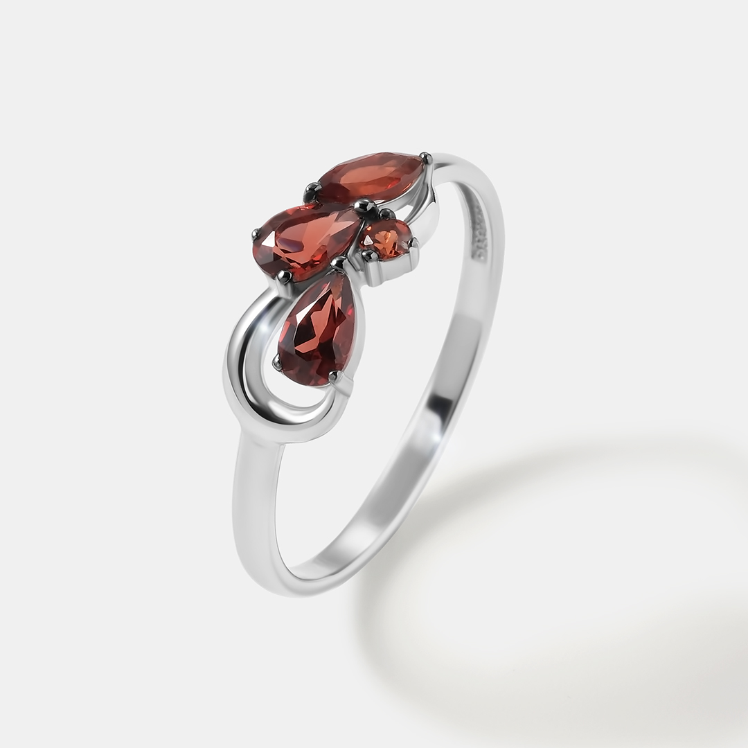 Серебряное кольцо с гранатами