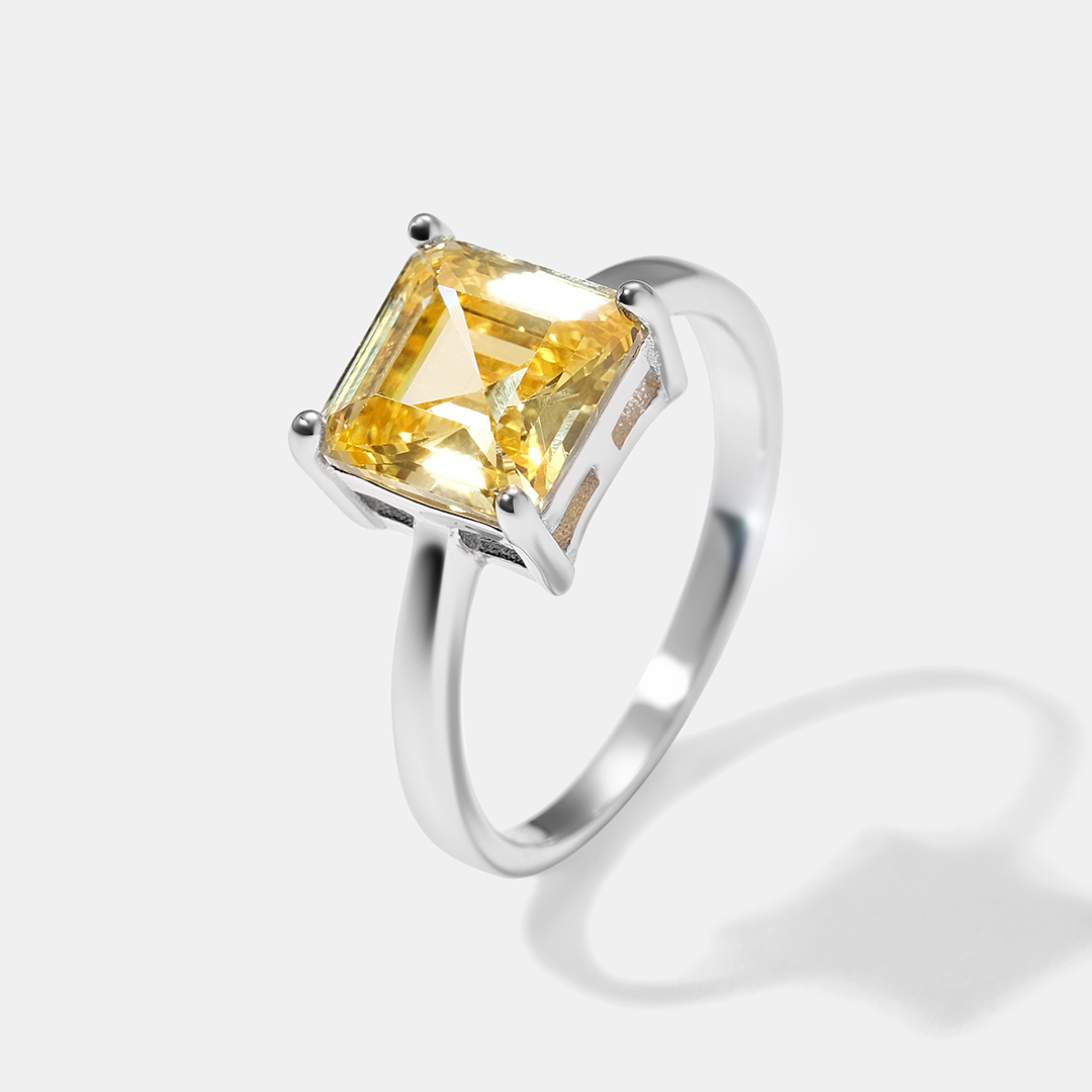 Серебряное кольцо с желтым кубическим цирконием