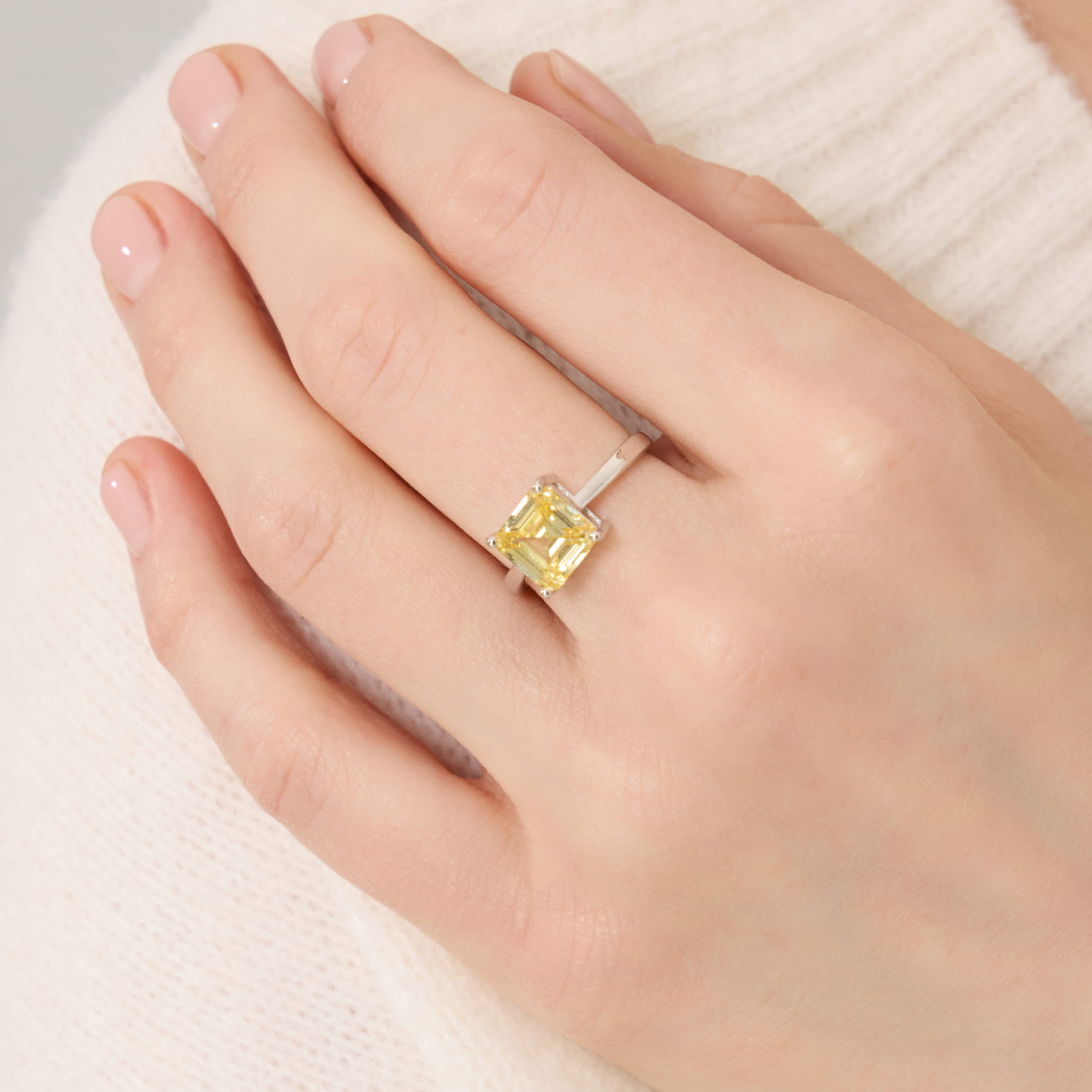 Серебряное кольцо с желтым кубическим цирконием