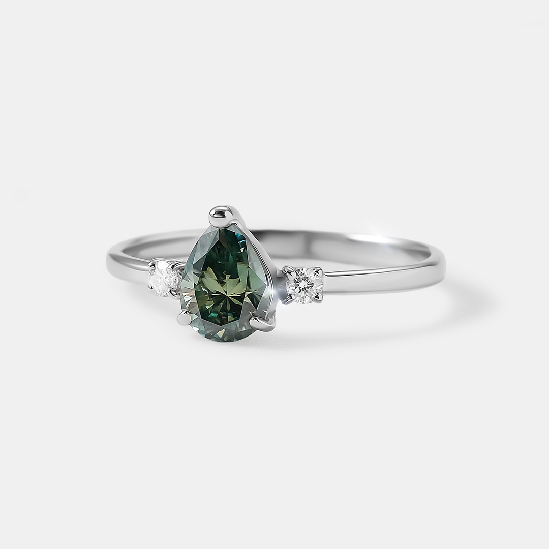 Серебряное кольцо с зеленым муассанитом