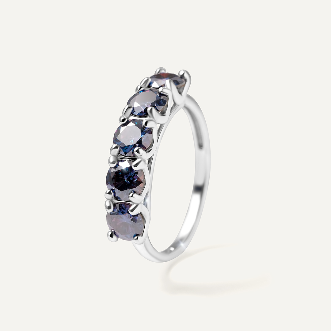Серебряное кольцо с фиолетовыми муассанитами