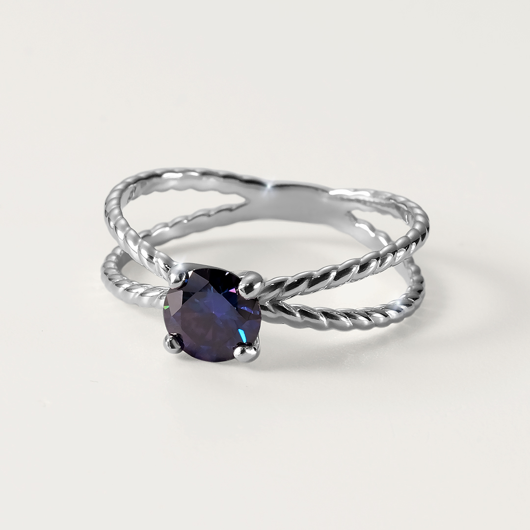 Серебряное кольцо с фиолетовым муассанитом