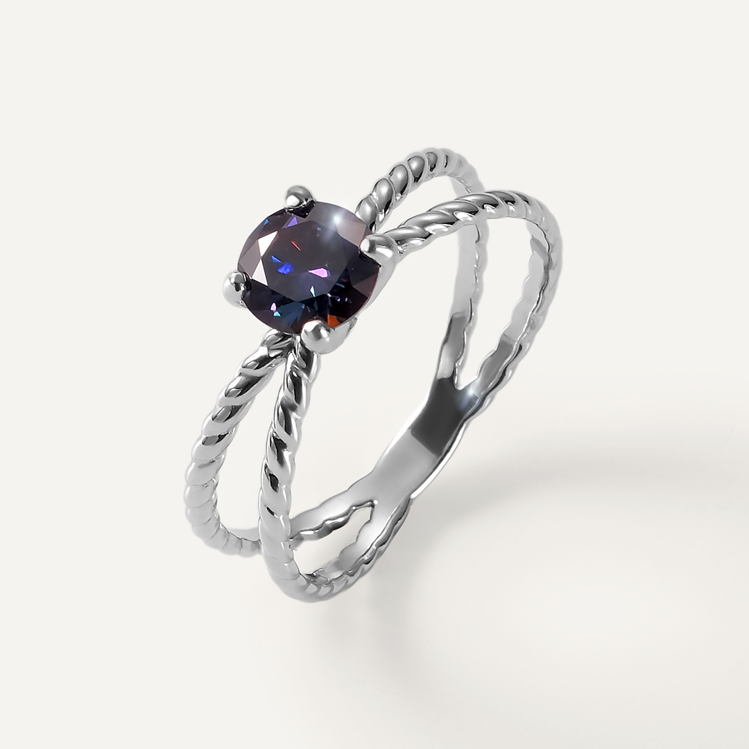 Серебряное кольцо с фиолетовым муассанитом