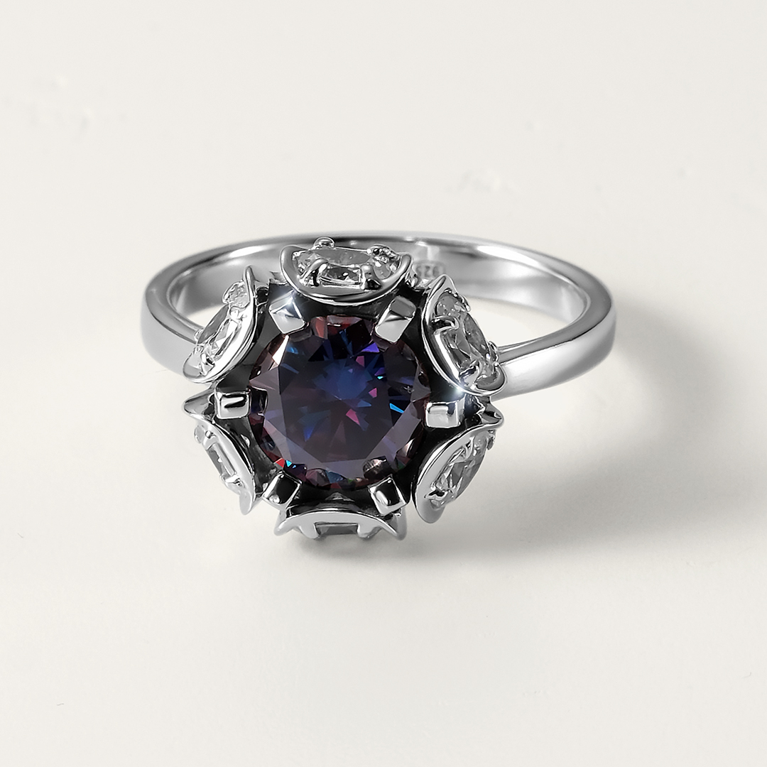 Серебряное кольцо с фиолетовым муассанитом
