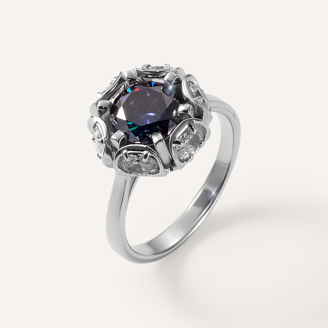 Серебряное кольцо с фиолетовым муассанитом