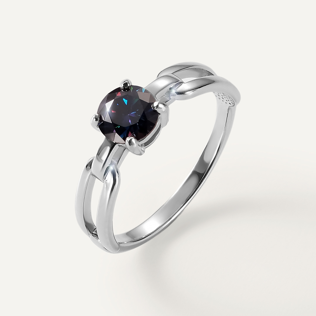 Серебряное кольцо с фиолетовым муассанитом