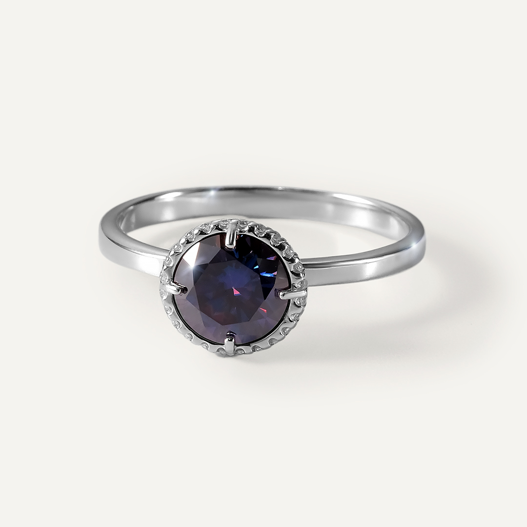 Серебряное кольцо с фиолетовым муассанитом