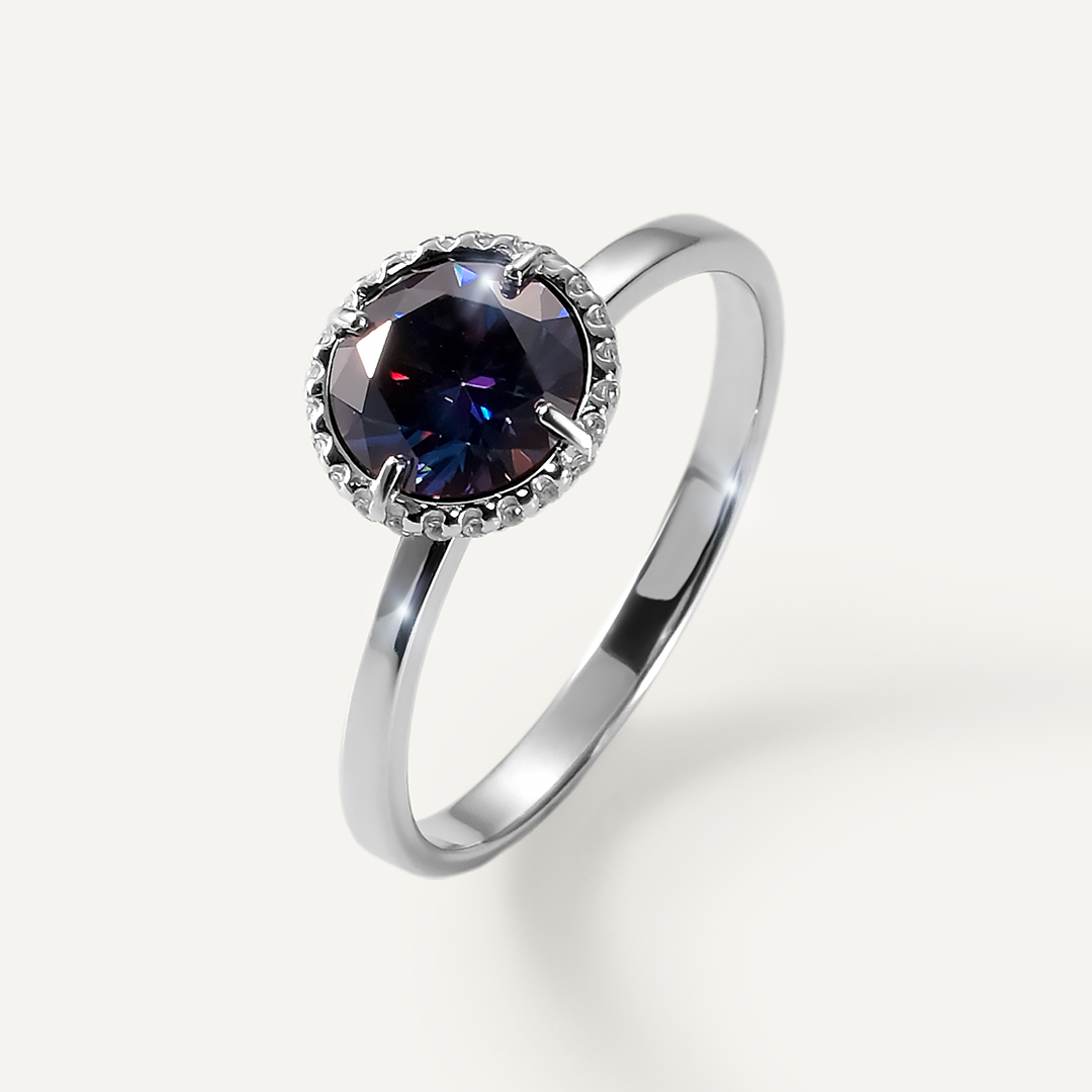 Серебряное кольцо с фиолетовым муассанитом