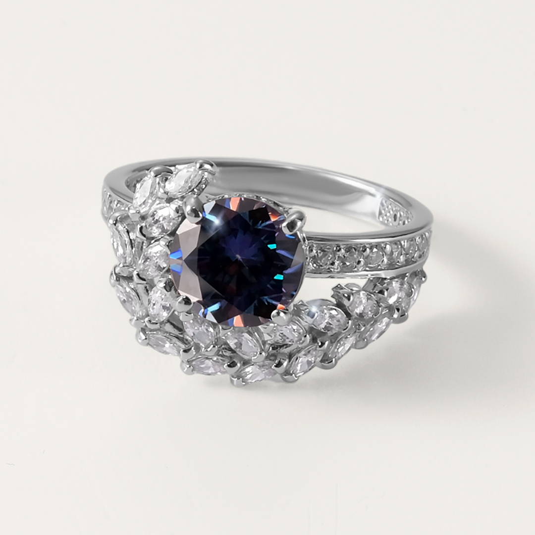 Серебряное кольцо с фиолетовым муассанитом