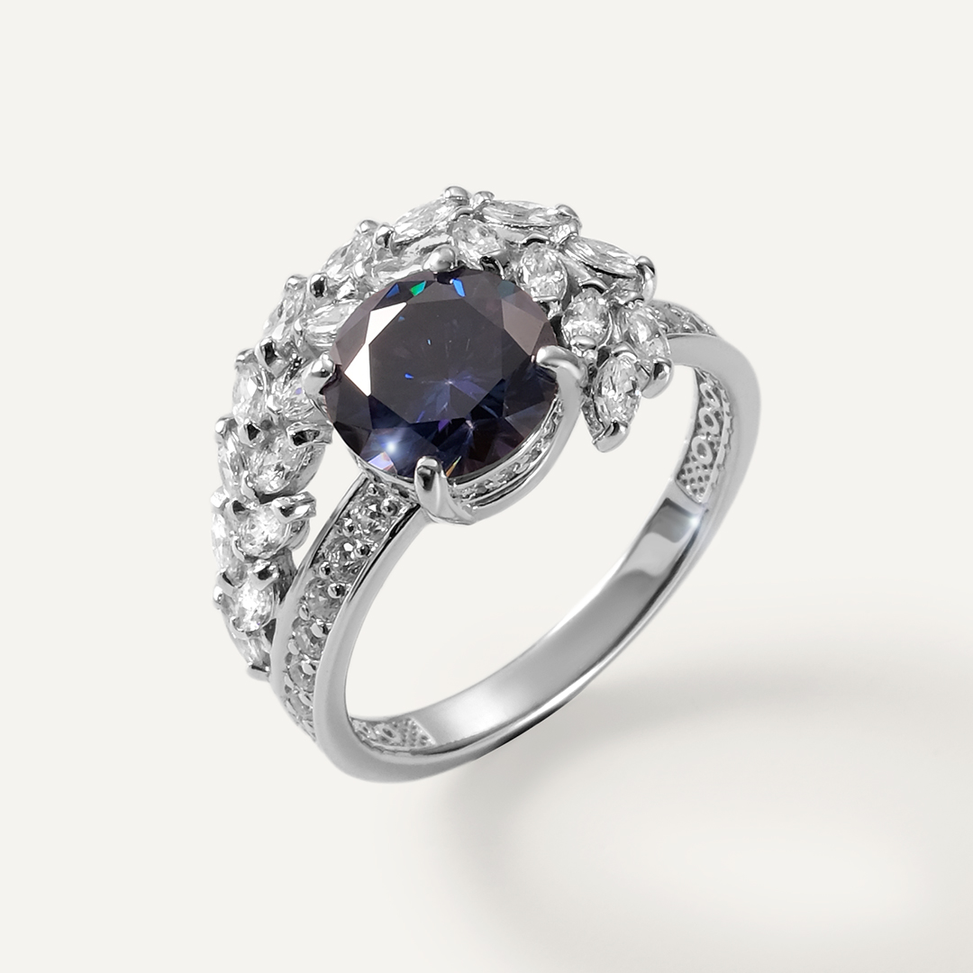 Серебряное кольцо с фиолетовым муассанитом