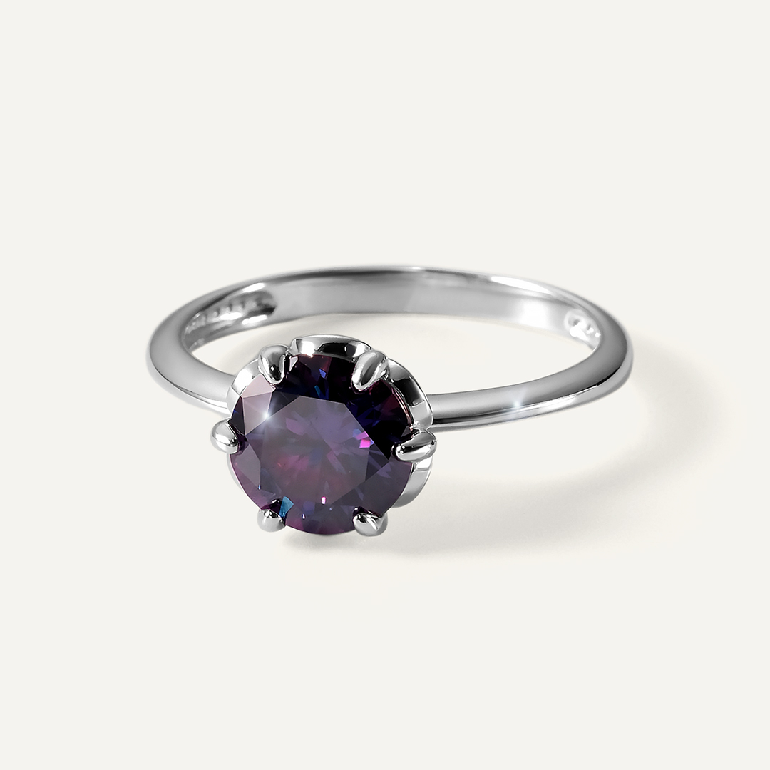 Серебряное кольцо с фиолетовым муассанитом