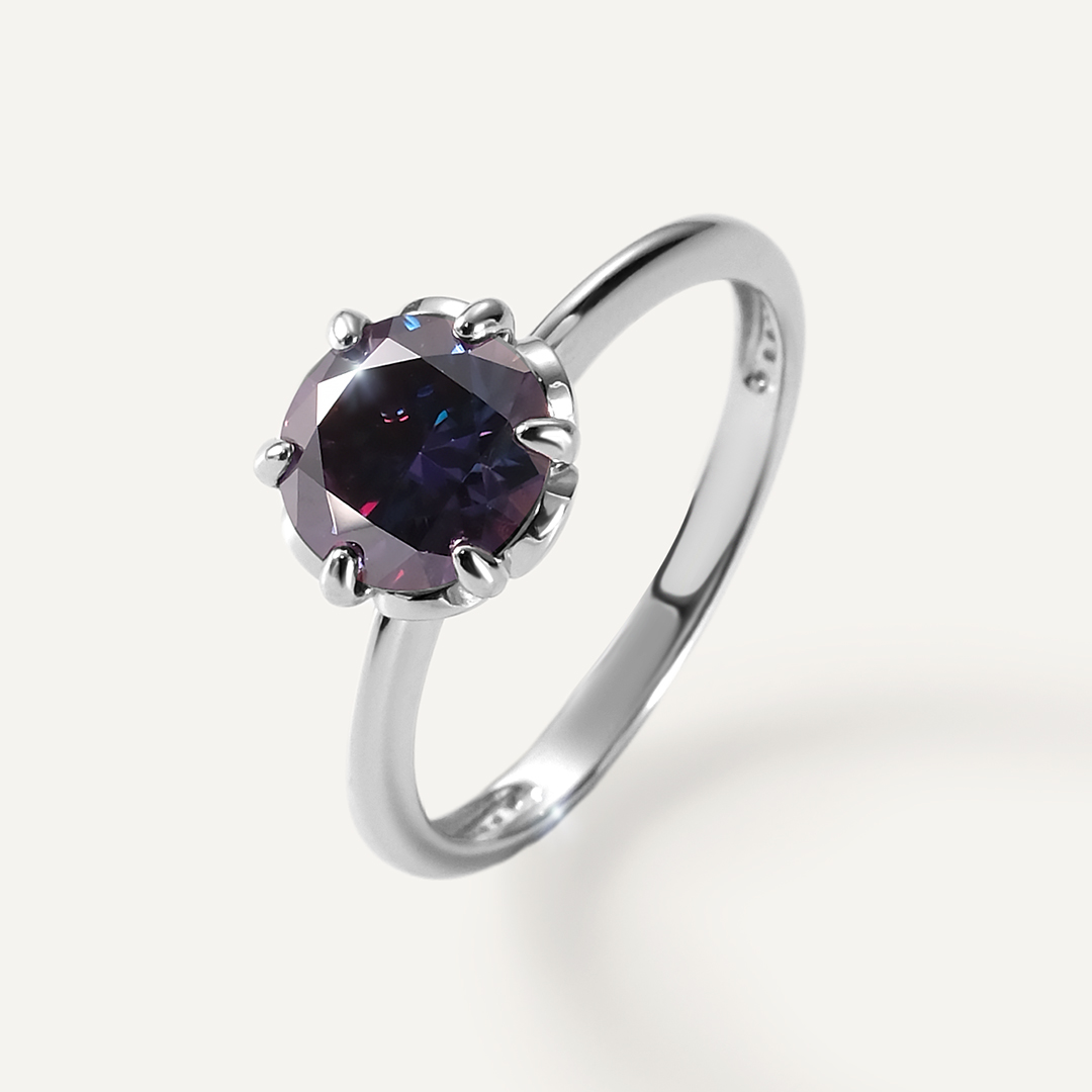 Серебряное кольцо с фиолетовым муассанитом