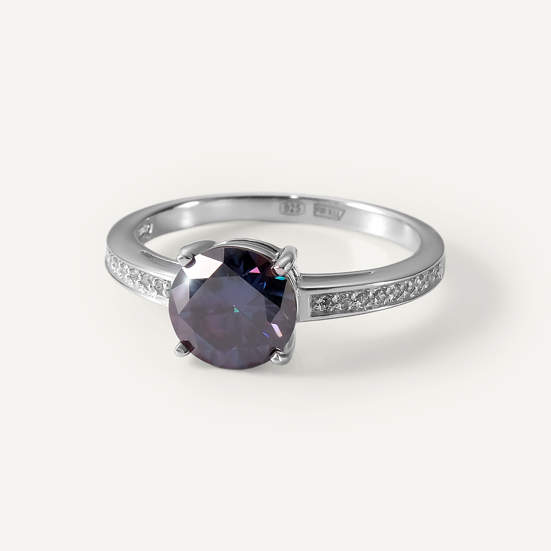 Серебряное кольцо с фиолетовым муассанитом