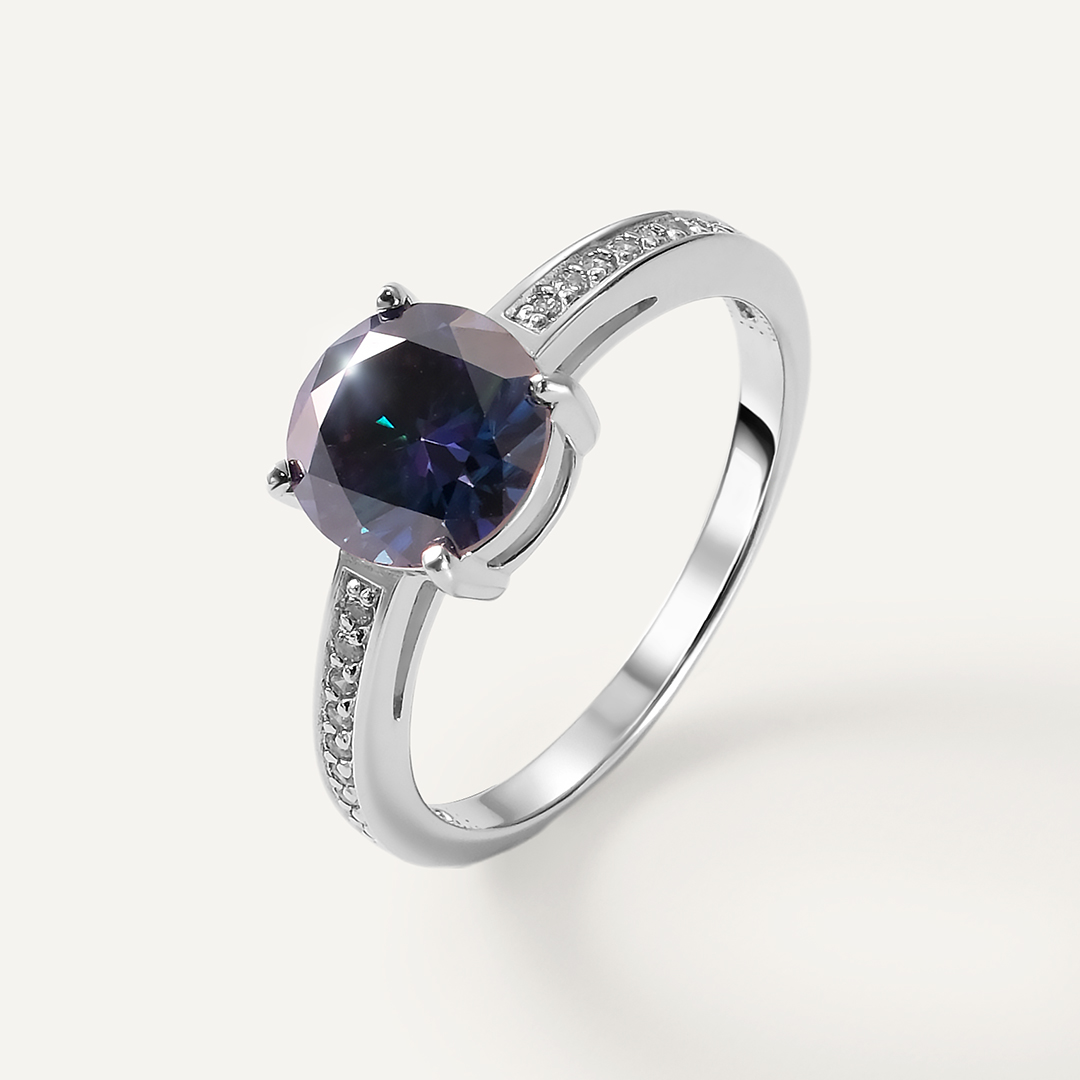 Серебряное кольцо с фиолетовым муассанитом