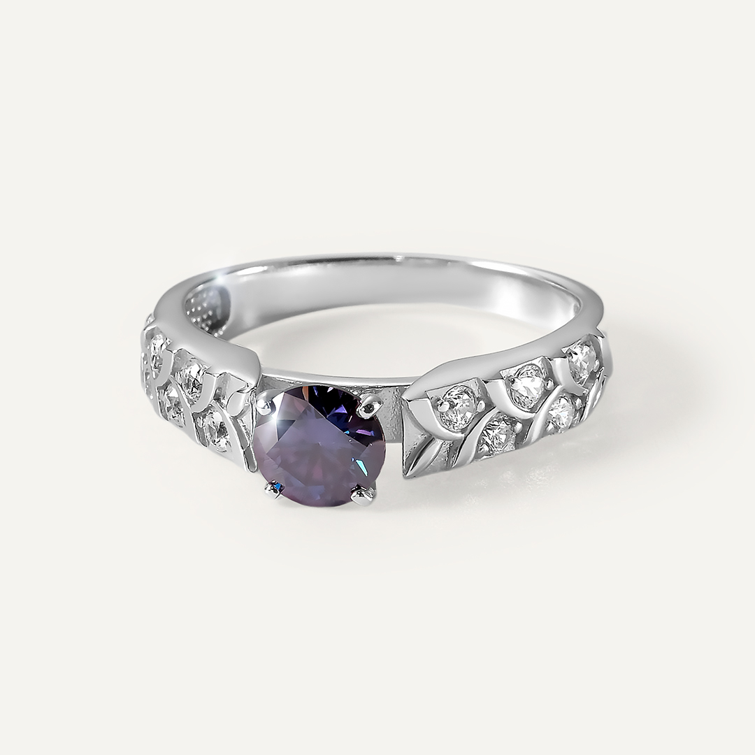 Серебряное кольцо с фиолетовым муассанитом