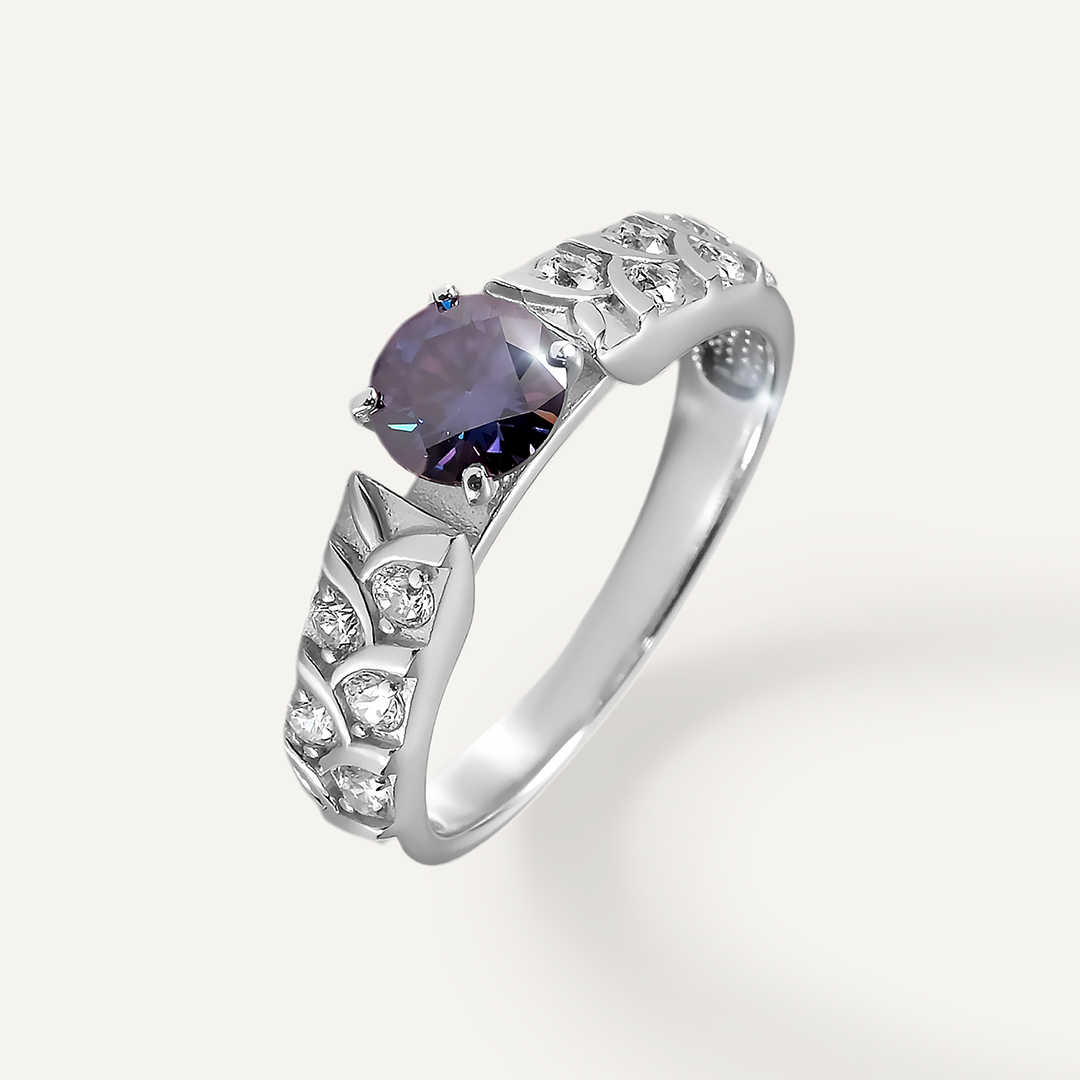 Серебряное кольцо с фиолетовым муассанитом