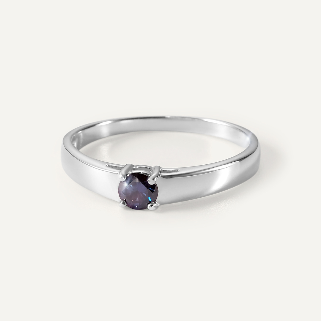 Серебряное кольцо с фиолетовым муассанитом
