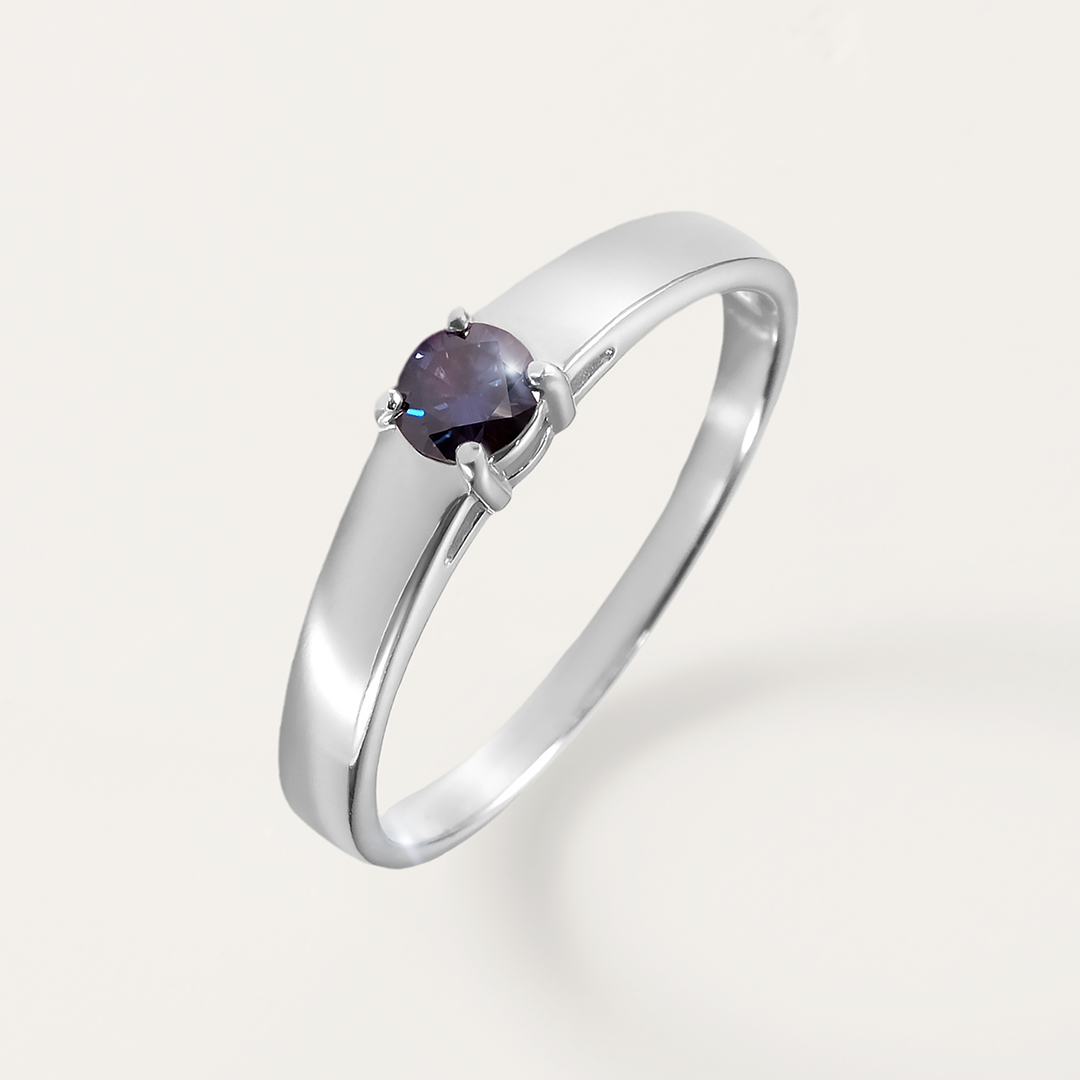 Серебряное кольцо с фиолетовым муассанитом