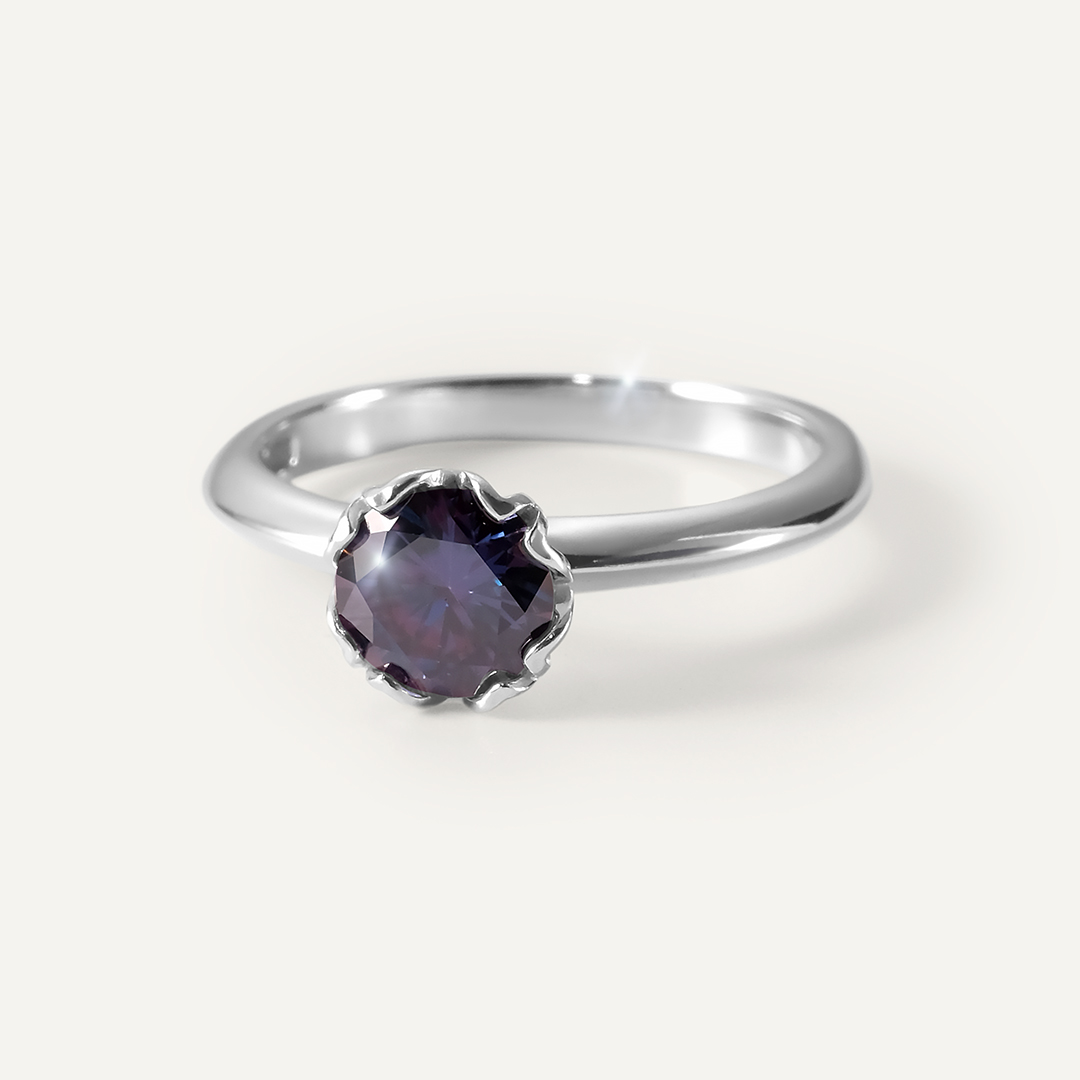 Серебряное кольцо с фиолетовым муассанитом