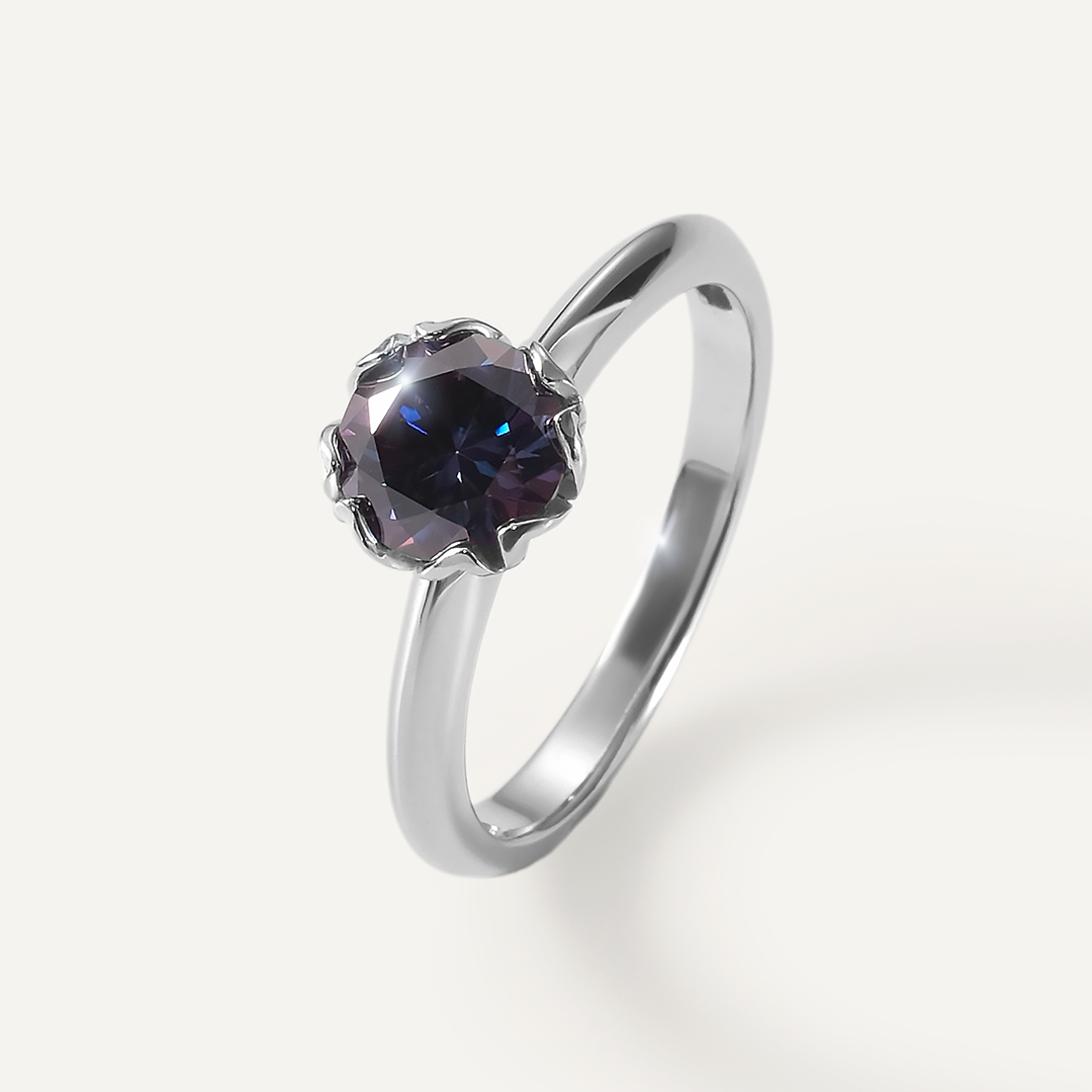 Серебряное кольцо с фиолетовым муассанитом