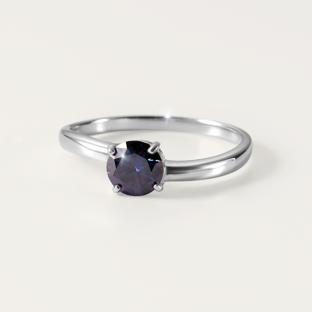 Серебряное кольцо с фиолетовым муассанитом