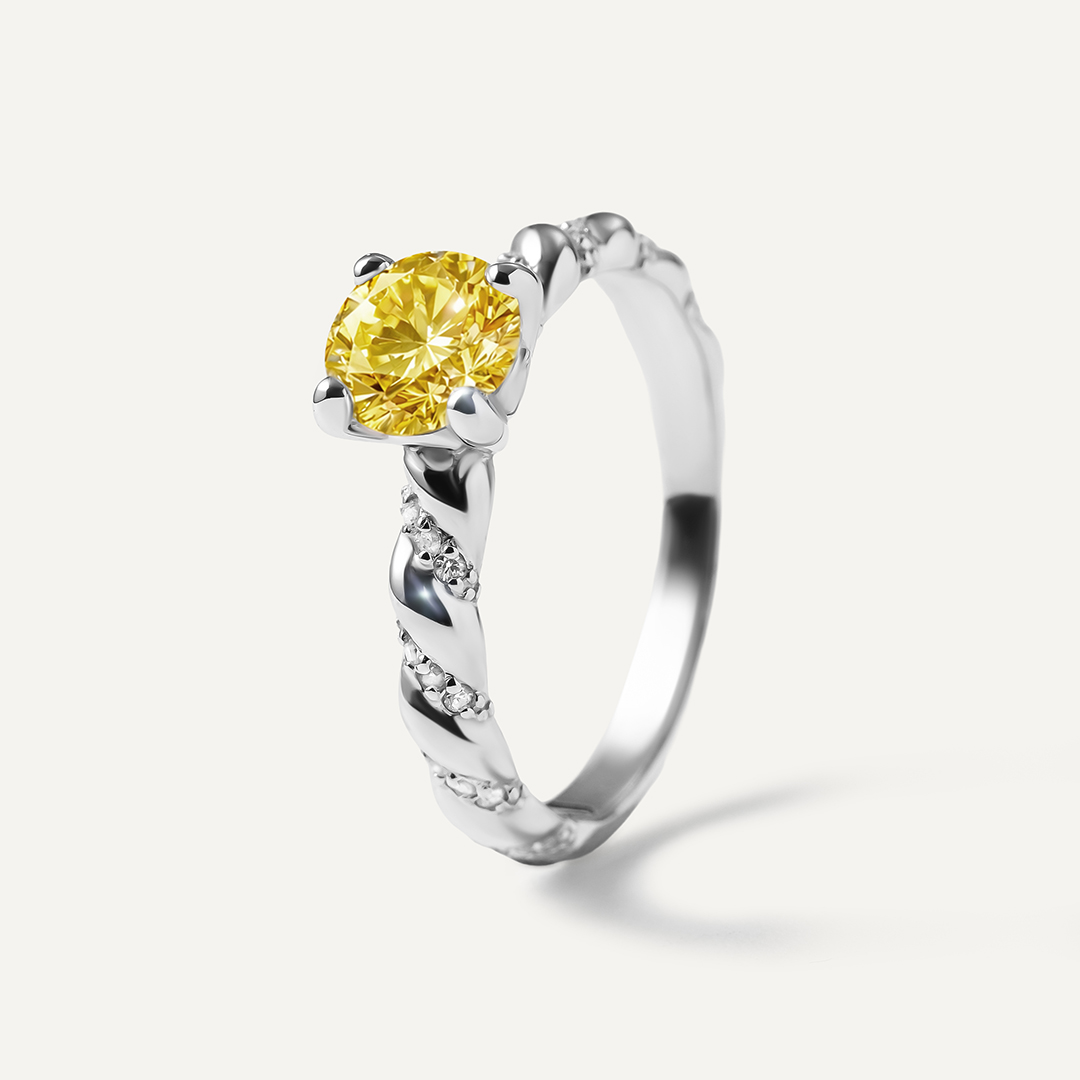 Серебряное кольцо с желтым муассанитом