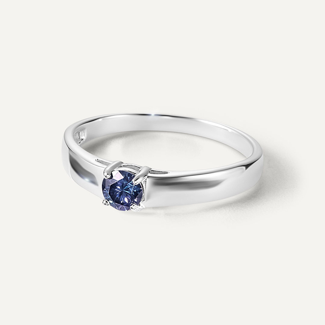 Серебряное кольцо с синим муассанитом