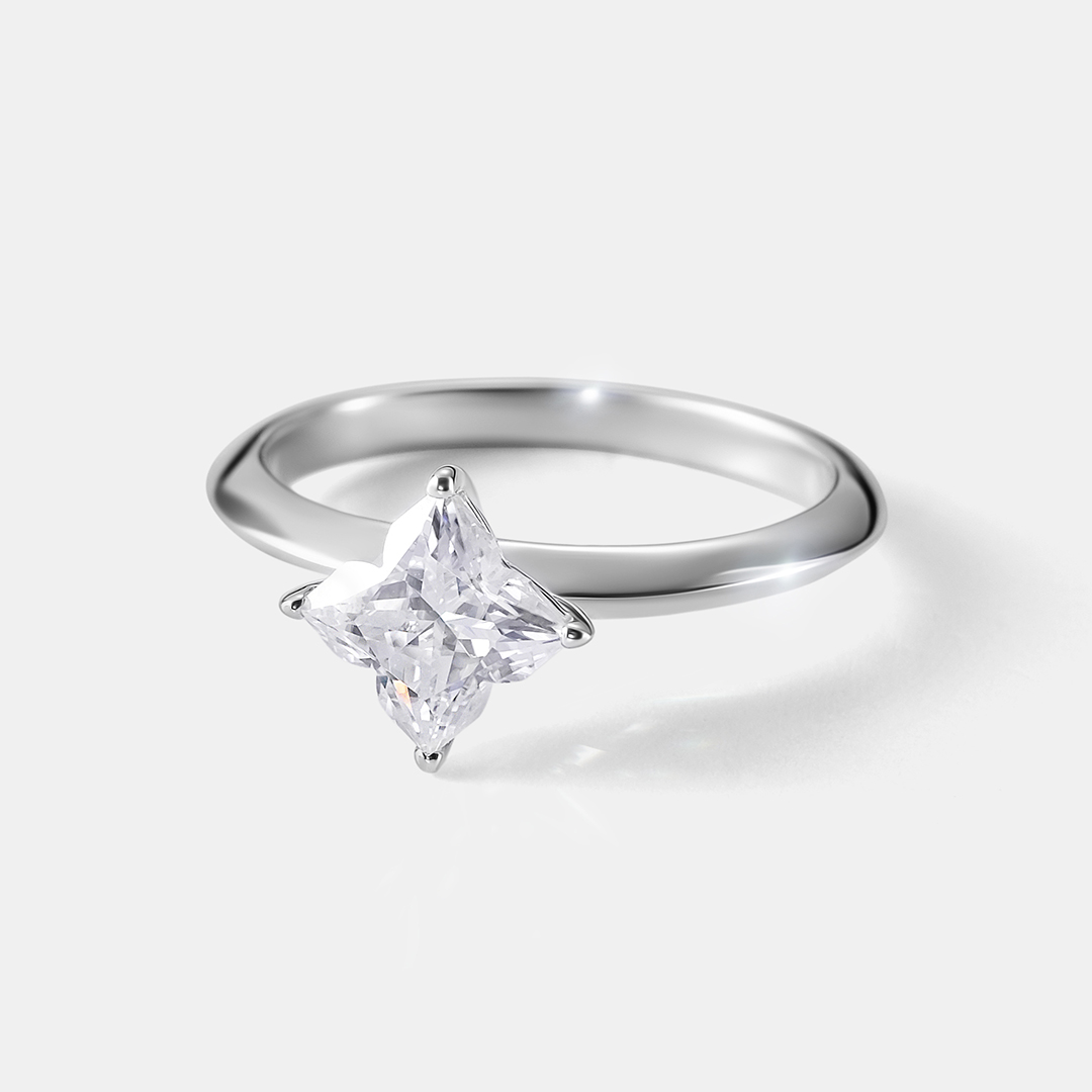 Серебряное кольцо с муассанитом