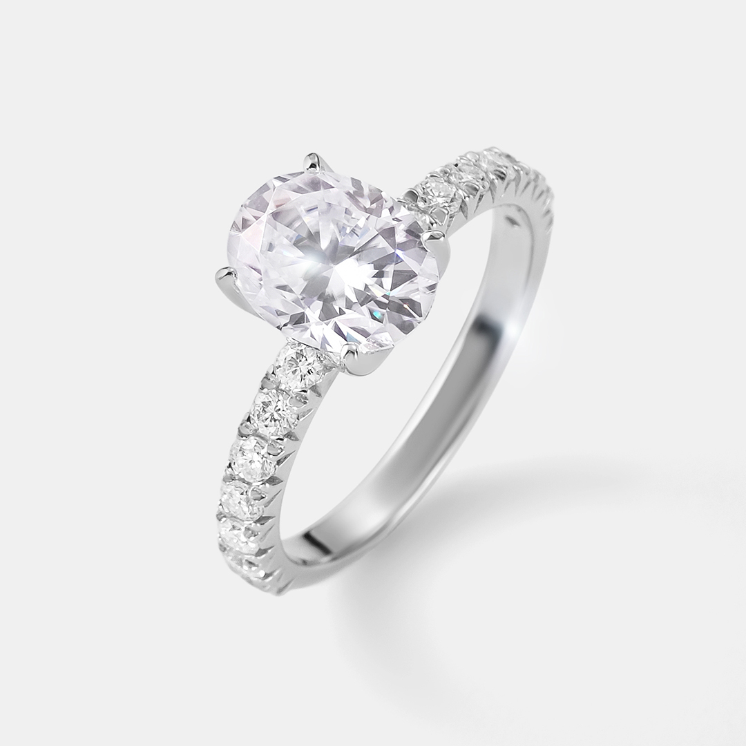 Серебряное кольцо с муассанитами