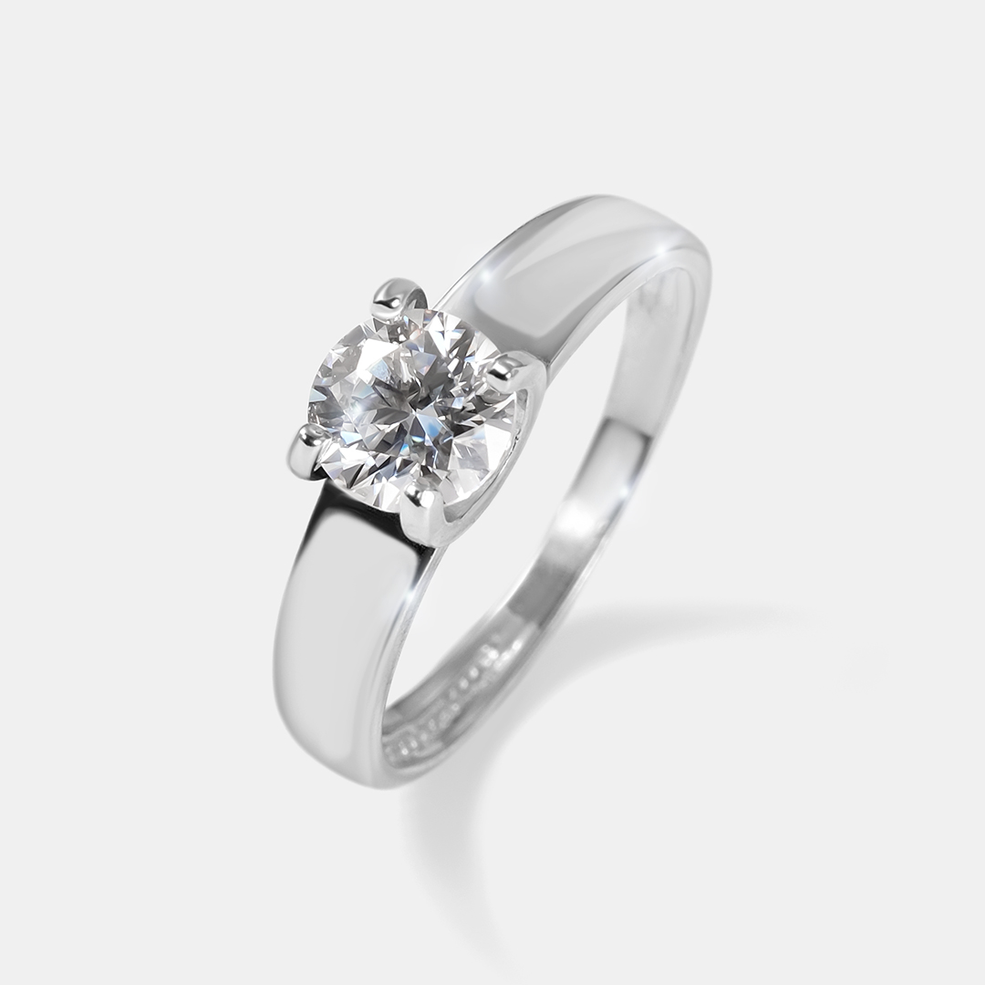 Серебряное кольцо с муассанитом
