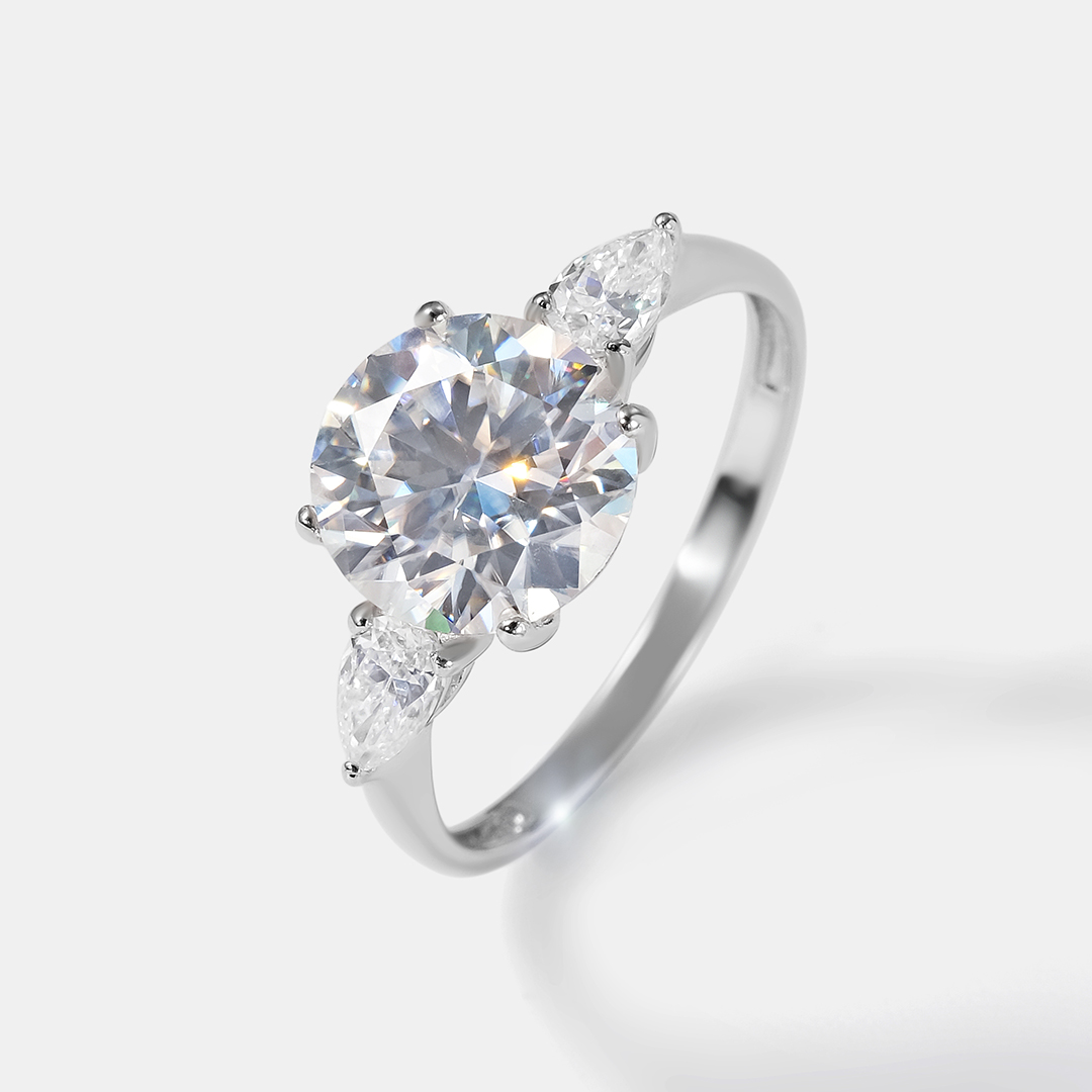 Серебряное кольцо с муассанитами