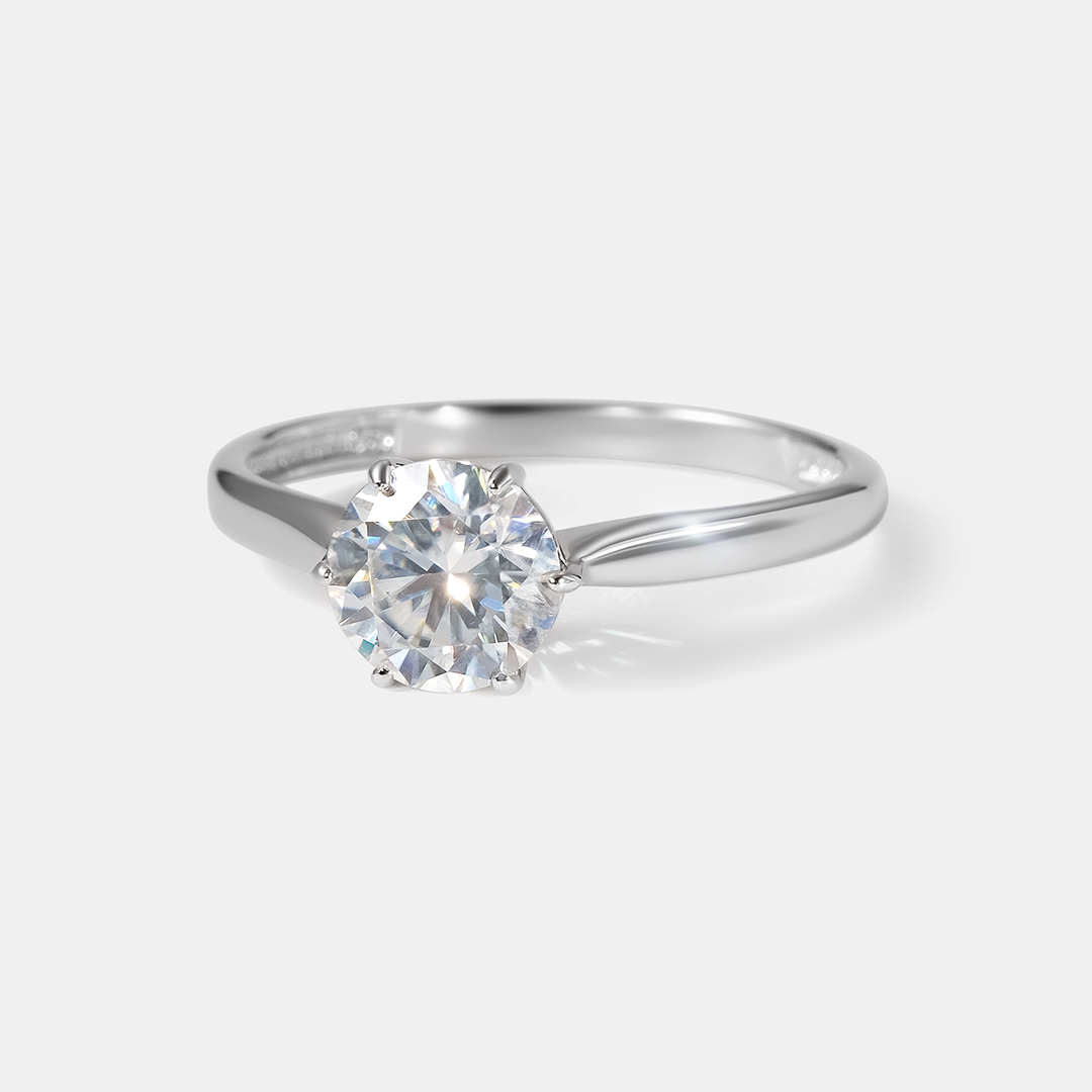 Серебряное кольцо с муассанитом