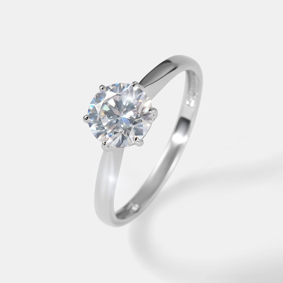 Серебряное кольцо с муассанитом