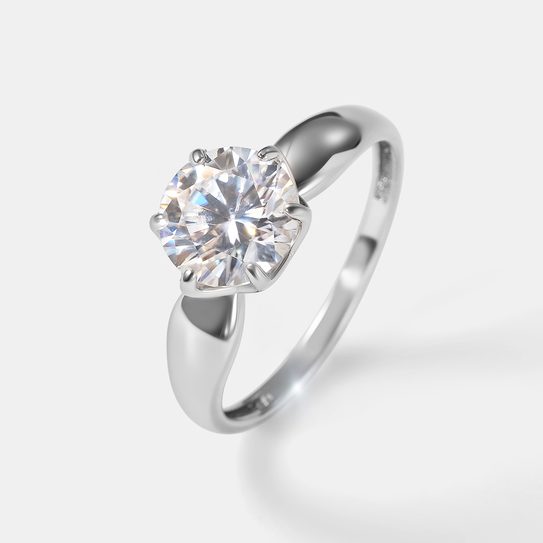 Серебряное кольцо с муассанитом