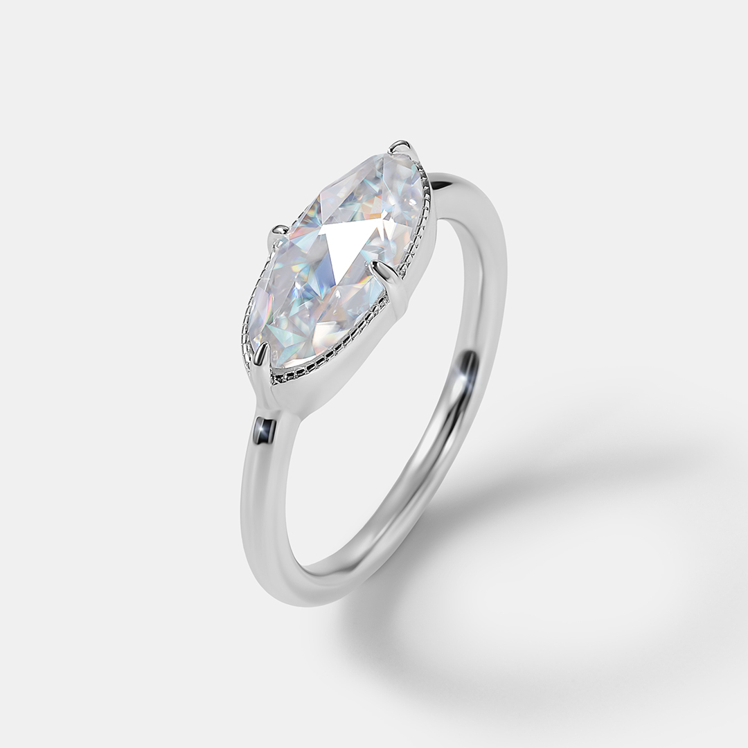 Серебряное кольцо с муассанитом