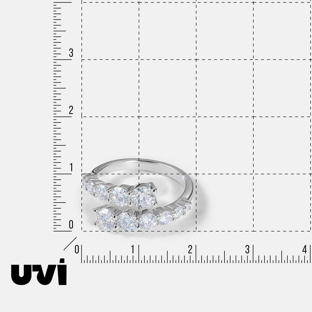 Серебряное незамкнутое кольцо с муассанитами