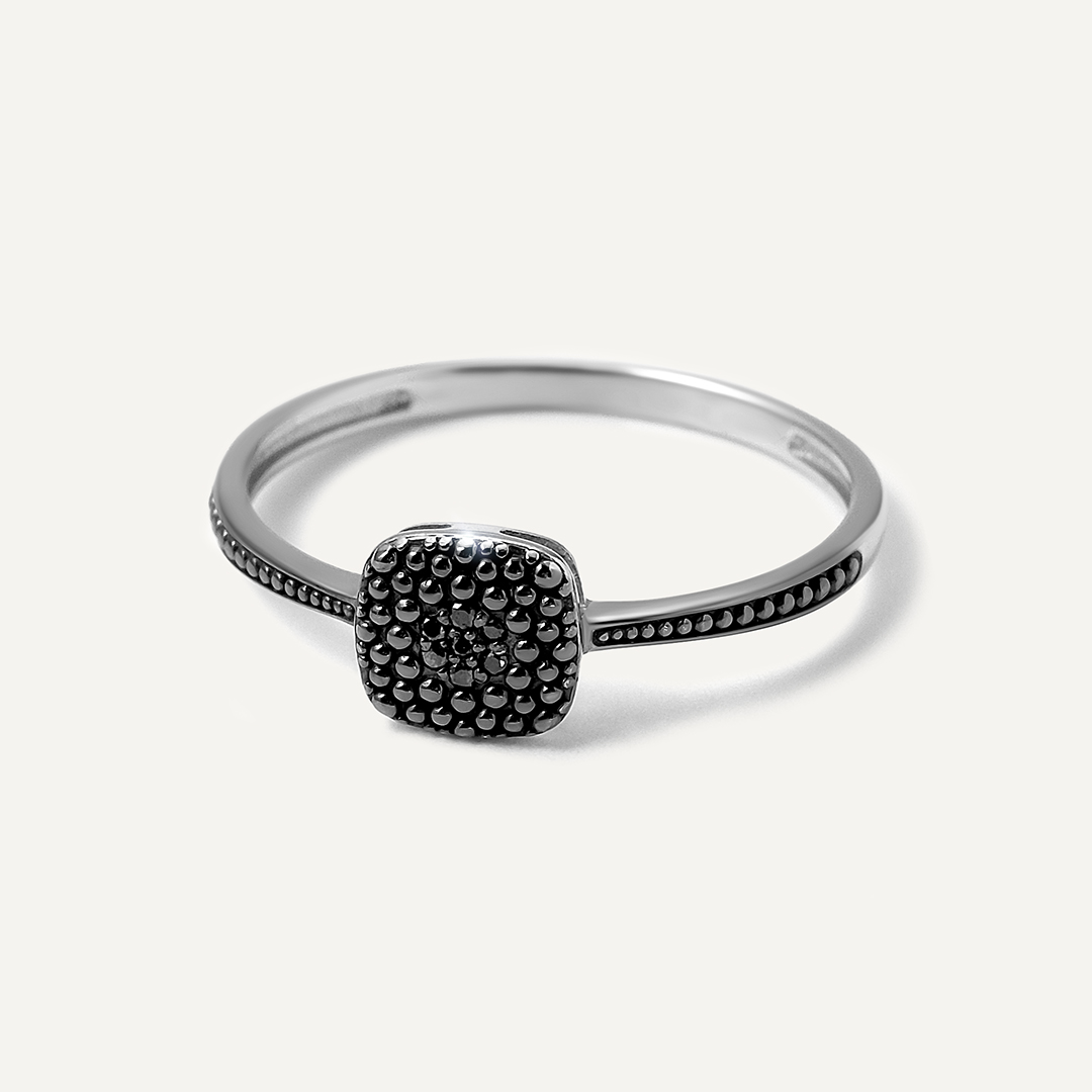 Серебряное кольцо с черными бриллиантами
