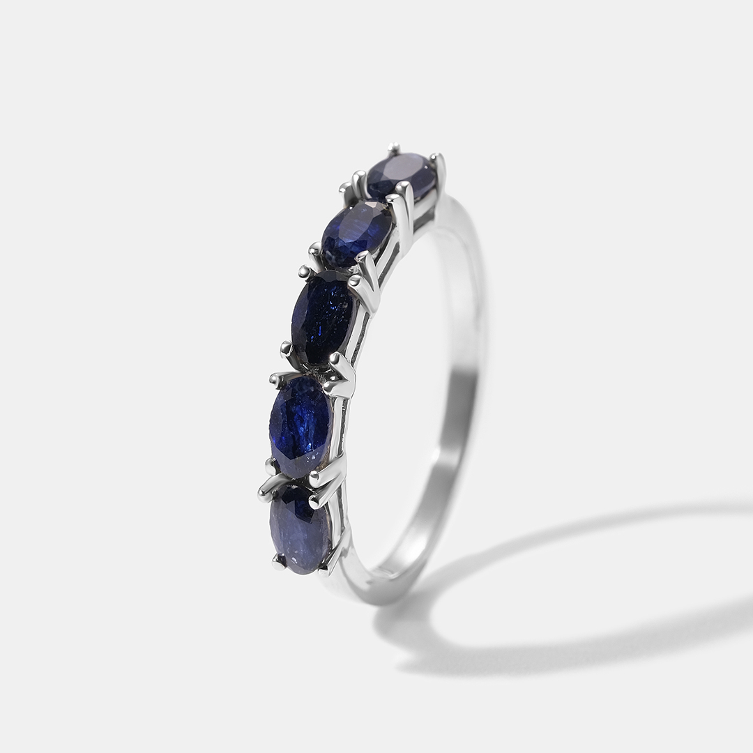 Серебряное кольцо с сапфирами