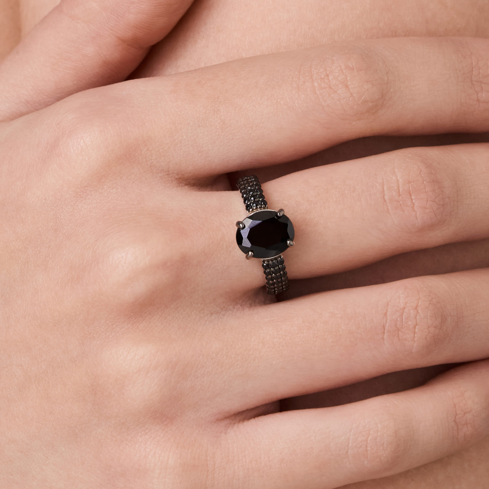 Серебряное кольцо с чешским гранатом