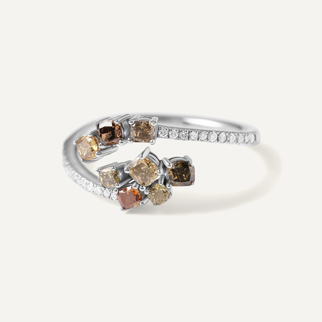 Кольцо из белого золота с цветными бриллиантами