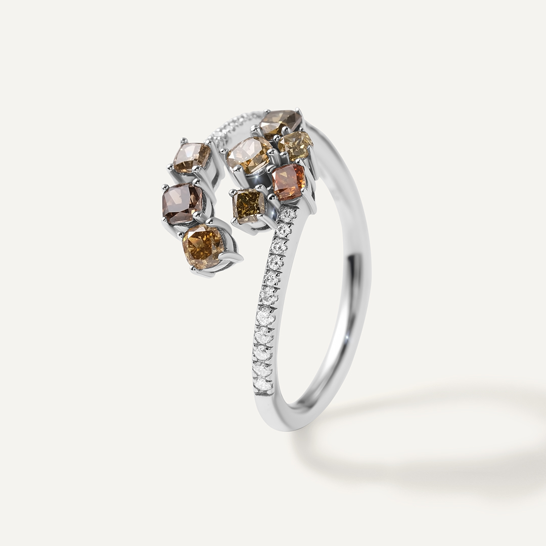 Кольцо из белого золота с цветными бриллиантами