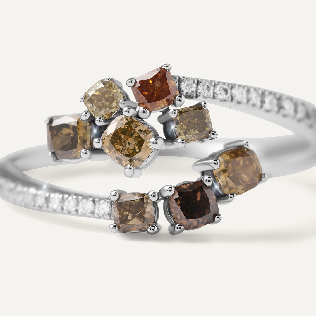 Кольцо из белого золота с цветными бриллиантами