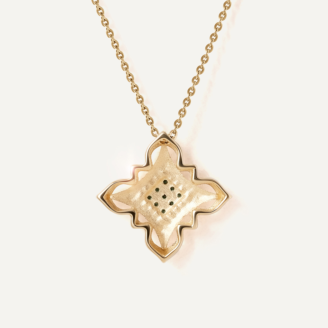 Подвеска из желтого золота с зелеными бриллиантами