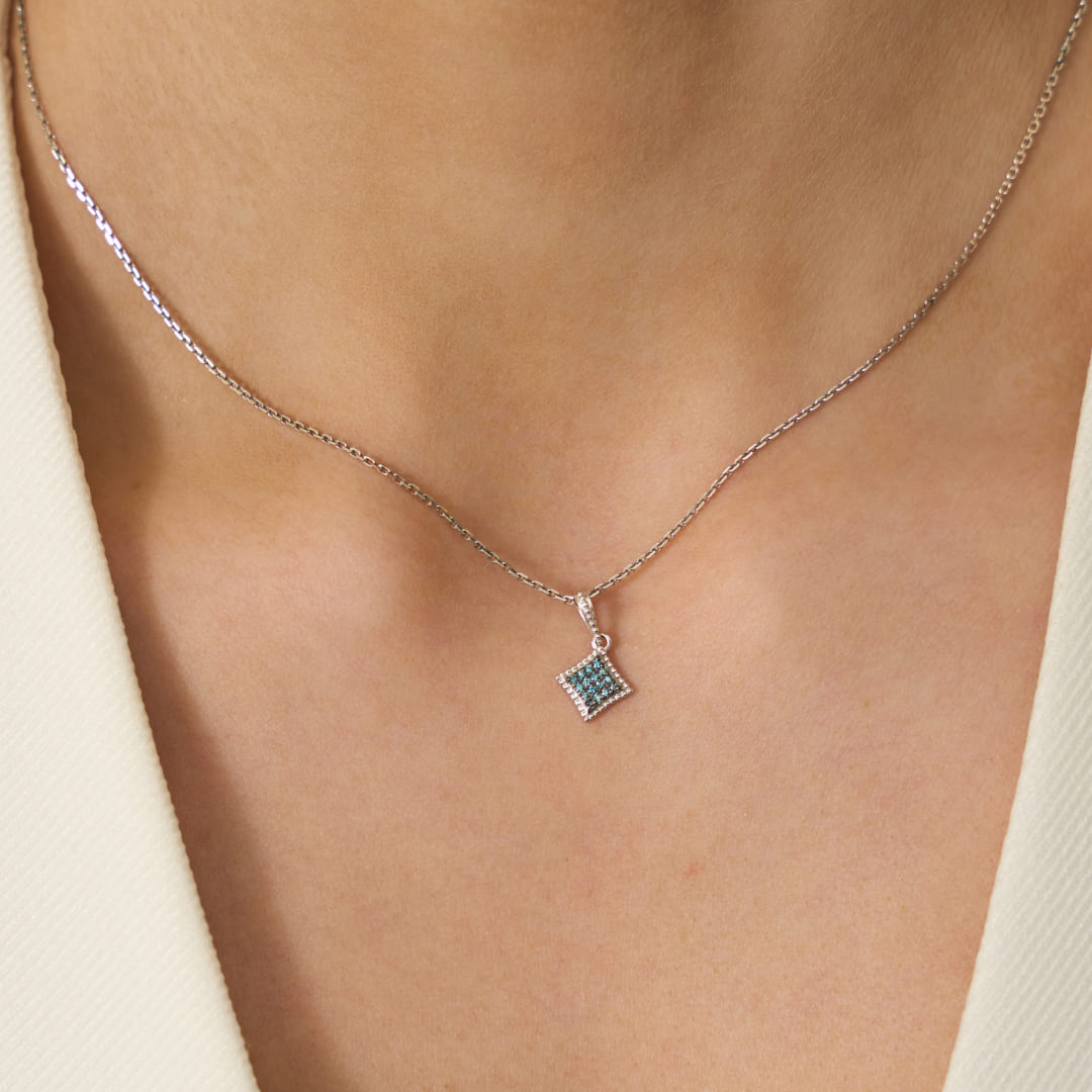 Подвеска из белого золота с голубыми бриллиантами