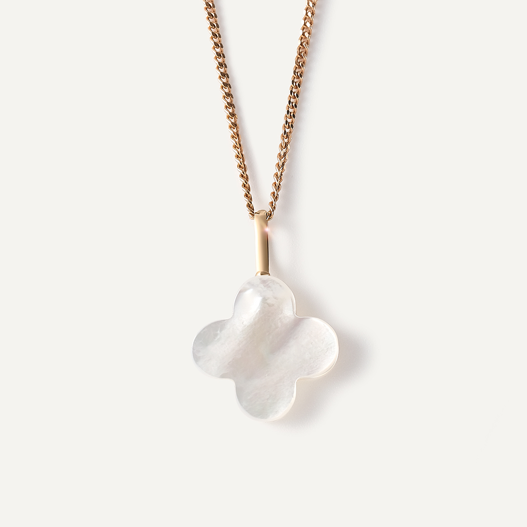 Подвеска из желтого золота с перламутром "Клевер"