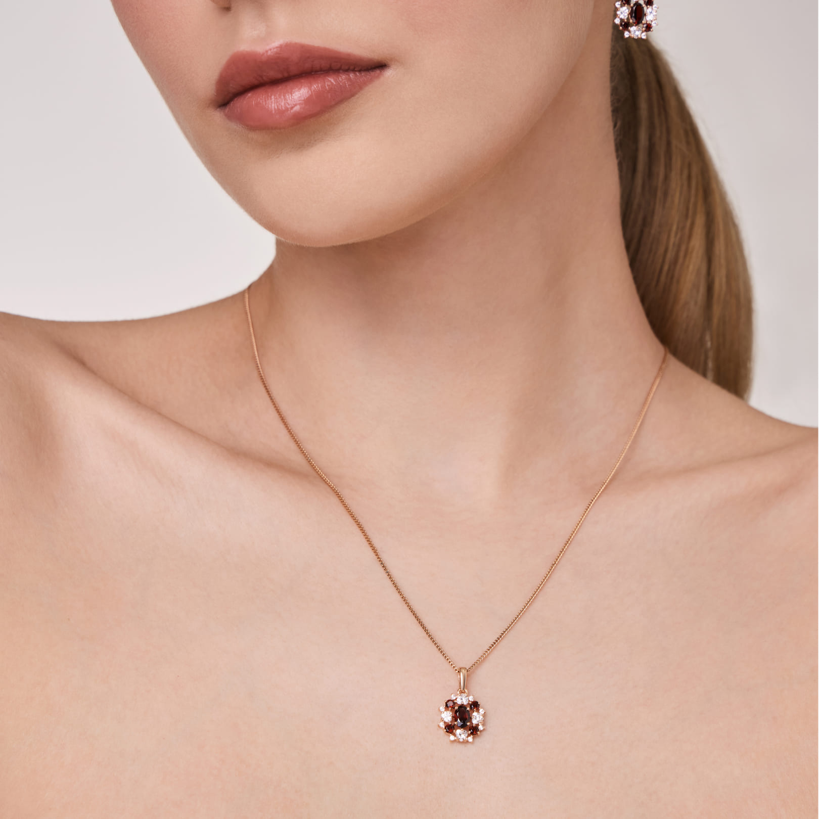 Серебряная подвеска с гранатами